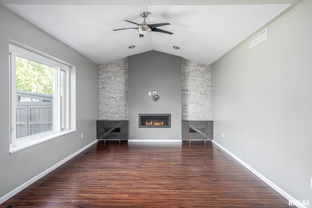 4200 BELMONT Road, Bettendorf, IA 52722