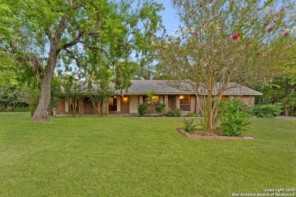 309 Twin Oak, Seguin, TX 78155