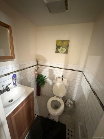 10522 Jamaica Avenue, Richmond Hill, NY 11418