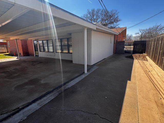 1304 Floydada, Plainview, TX 79072