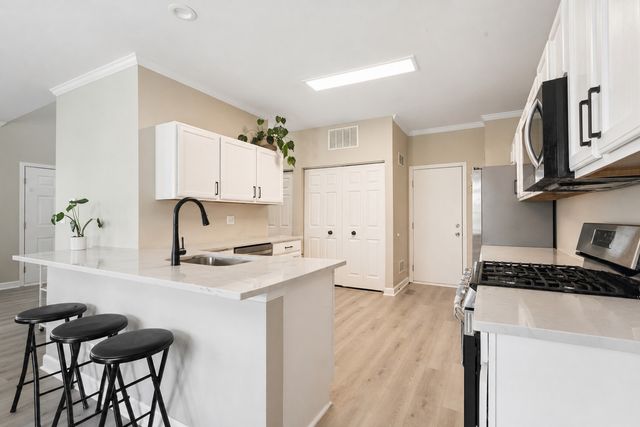 206 Madison Drive 206, Streamwood, IL 60107