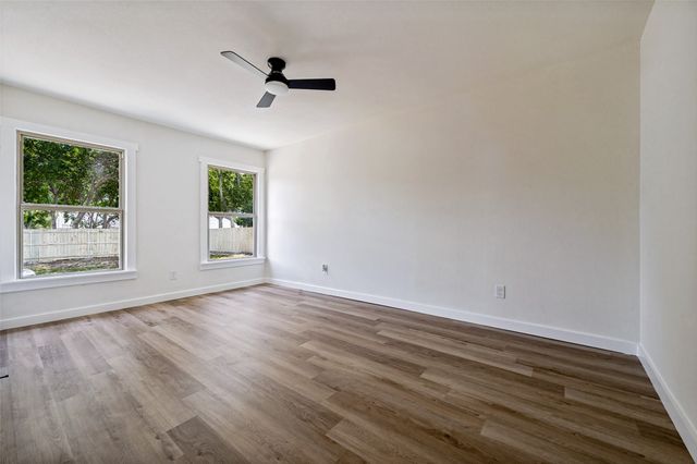 1614 W 3rd Street, Irving, TX 75060