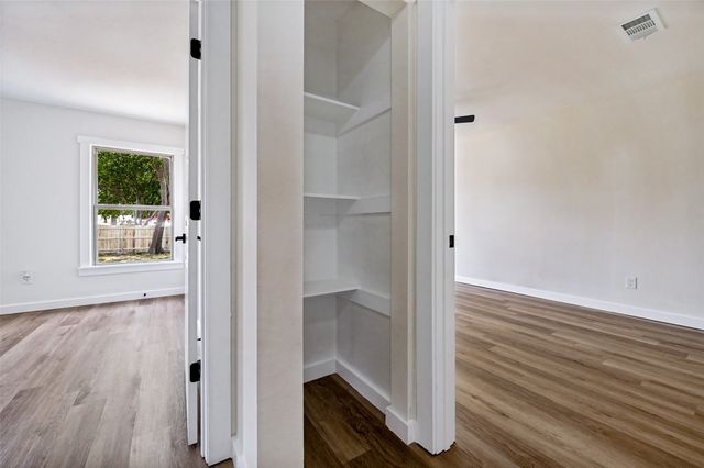 1614 W 3rd Street, Irving, TX 75060