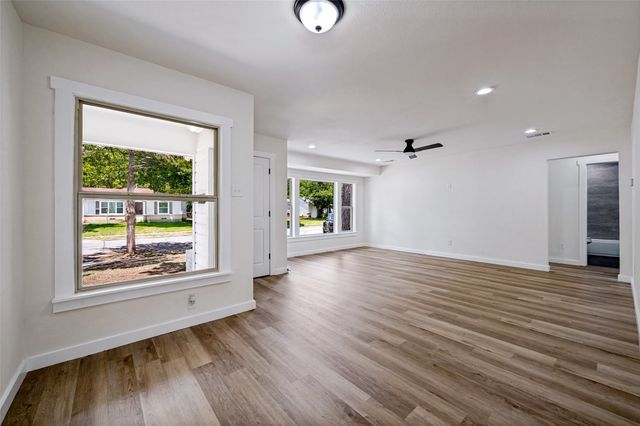1614 W 3rd Street, Irving, TX 75060
