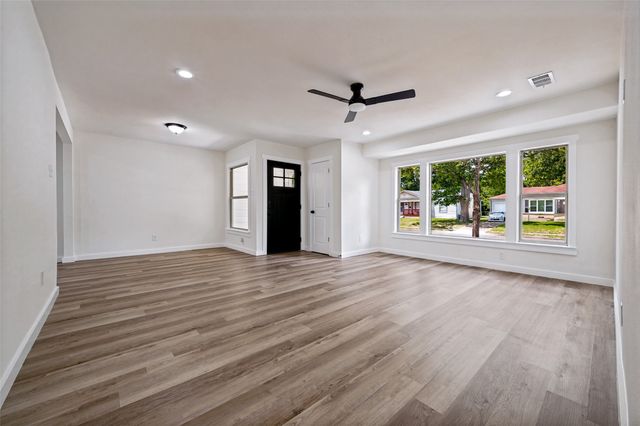 1614 W 3rd Street, Irving, TX 75060