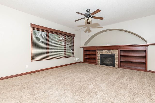 8700 Wooded Point Drive, Johnston, IA 50131