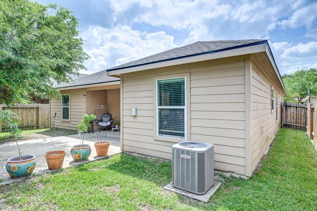 305 Pine Mist Lane, Conroe, TX 77304