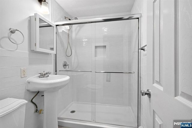 27 Ferndale Road, Wayne, NJ 07470