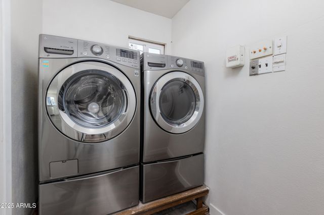 2936 W MICHELLE Drive, Phoenix, AZ 85053