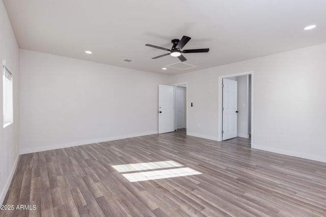 2936 W MICHELLE Drive, Phoenix, AZ 85053