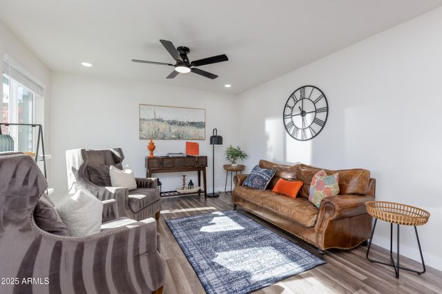 2936 W MICHELLE Drive, Phoenix, AZ 85053