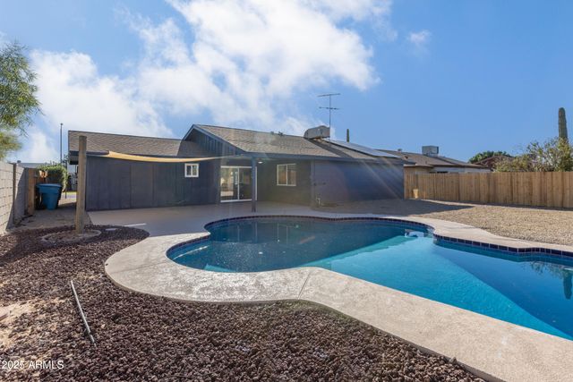 2936 W MICHELLE Drive, Phoenix, AZ 85053