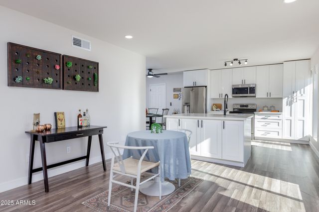 2936 W MICHELLE Drive, Phoenix, AZ 85053