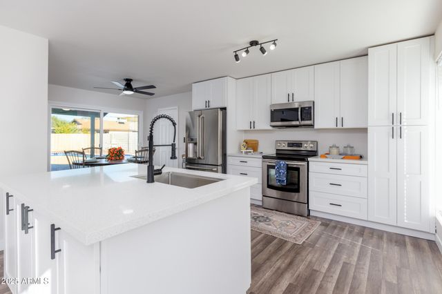 2936 W MICHELLE Drive, Phoenix, AZ 85053