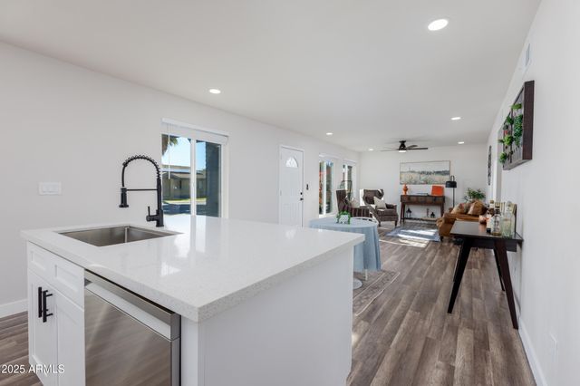 2936 W MICHELLE Drive, Phoenix, AZ 85053