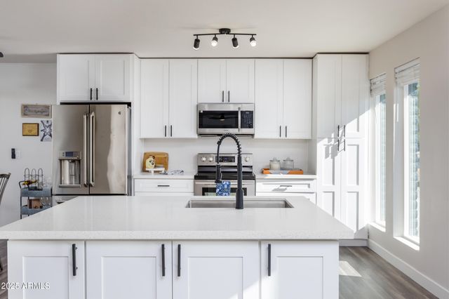 2936 W MICHELLE Drive, Phoenix, AZ 85053