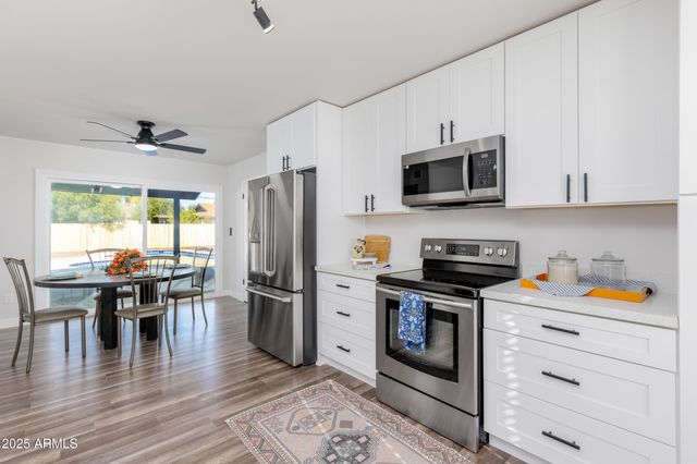 2936 W MICHELLE Drive, Phoenix, AZ 85053