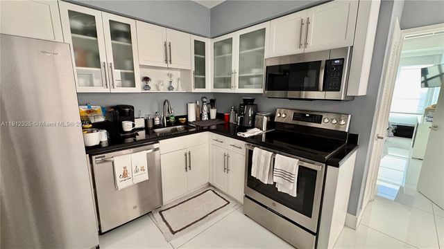 5700 Collins Ave 11B, Miami Beach, FL 33140