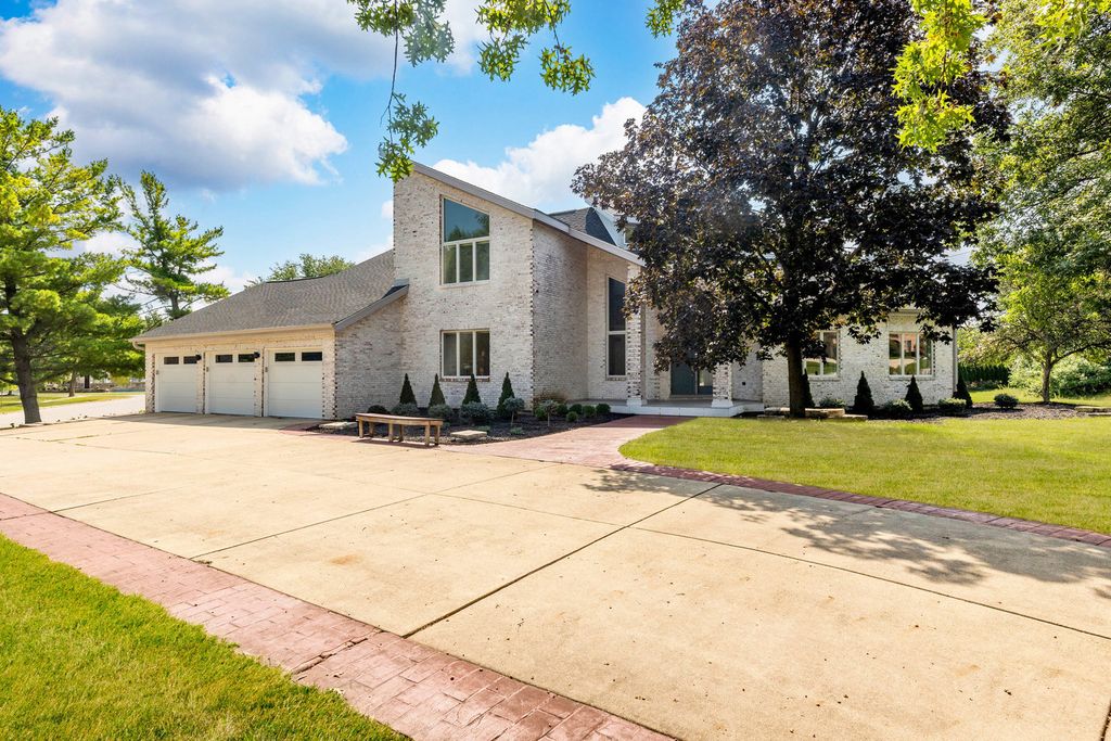 8920 Royal Drive, Burr Ridge, IL 60527 — photo 2