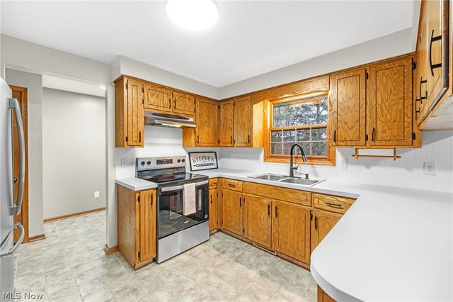 3845 Oakridge Drive NE, Louisville, OH 44641