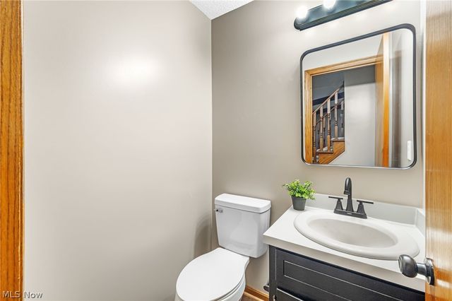 3845 Oakridge Drive NE, Louisville, OH 44641