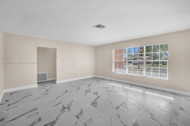 4655 NW 41st Pl, Lauderdale Lakes, FL 33319