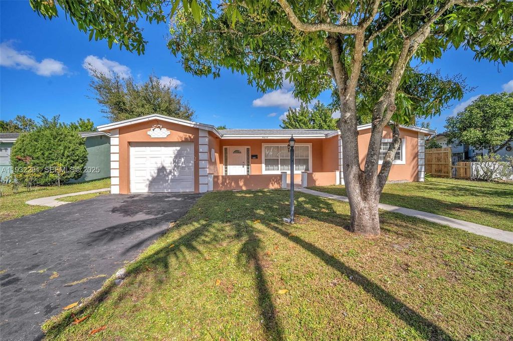 4655 NW 41st Pl, Lauderdale Lakes, FL 33319