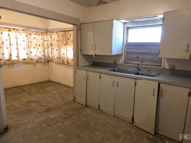 2225 O Street, Bakersfield, CA 93301