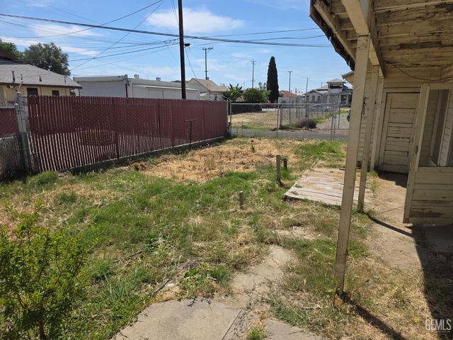 2225 O Street, Bakersfield, CA 93301