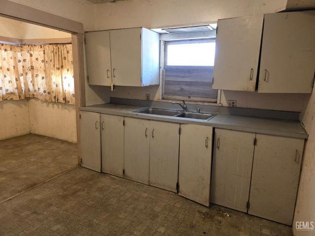 2225 O Street, Bakersfield, CA 93301