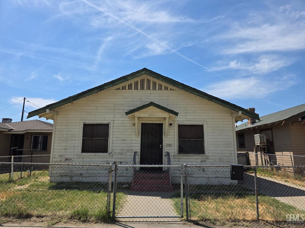 2225 O Street, Bakersfield, CA 93301