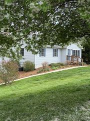 140 Forest Bend Drive, Horse Shoe, NC 28742