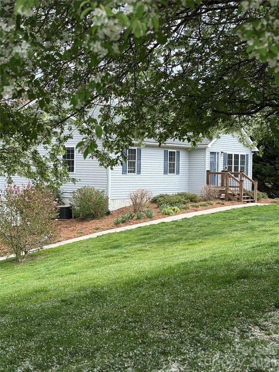 140 Forest Bend Drive, Horse Shoe, NC 28742
