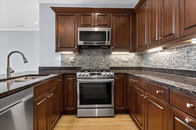 2811 N Bell Avenue 202, Chicago, IL 60618