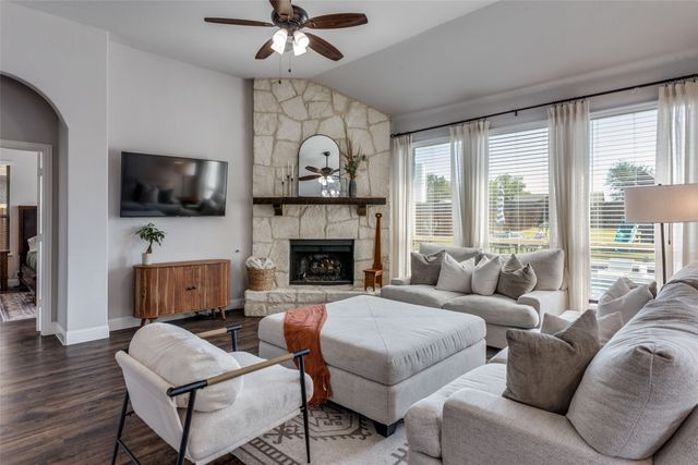 1029 Kingston Drive, Godley, TX 76044