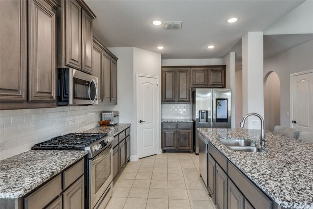 1029 Kingston Drive, Godley, TX 76044