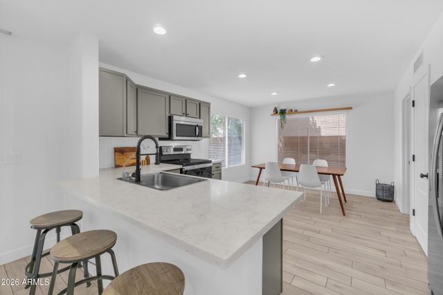 2339 W RUNNING DEER Trail, Phoenix, AZ 85085