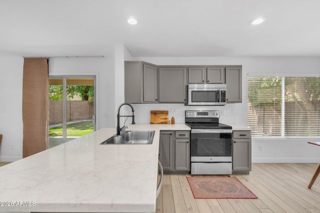 2339 W RUNNING DEER Trail, Phoenix, AZ 85085