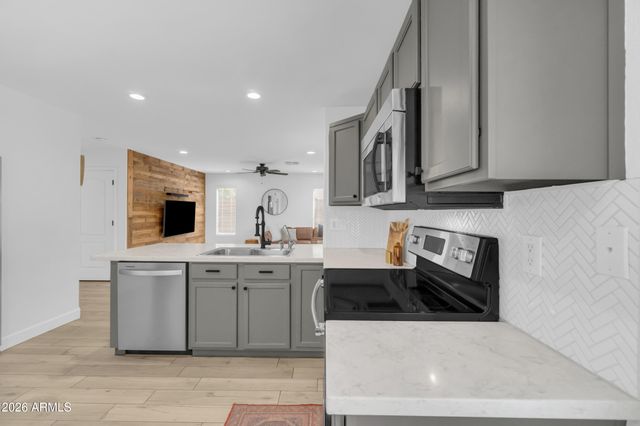 2339 W RUNNING DEER Trail, Phoenix, AZ 85085