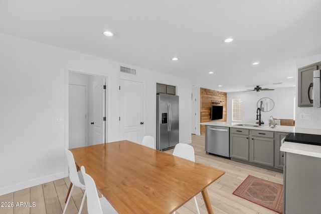 2339 W RUNNING DEER Trail, Phoenix, AZ 85085