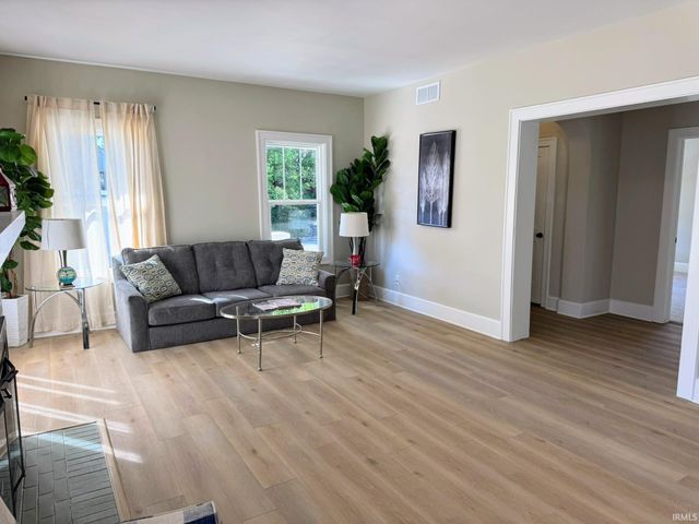 1220 Bayard Park Drive, Evansville, IN 47714