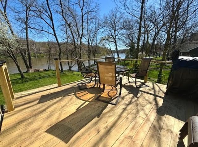 1937 W Potawatomie Trail, Kankakee, IL 60901