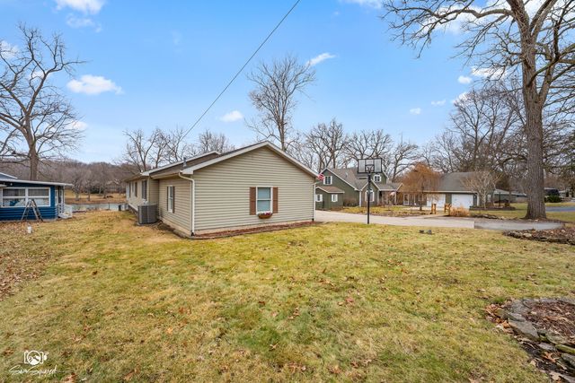 1937 W Potawatomie Trail, Kankakee, IL 60901