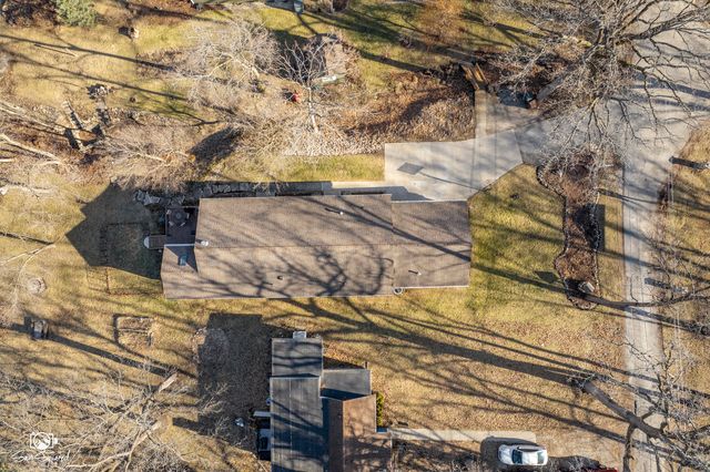 1937 W Potawatomie Trail, Kankakee, IL 60901