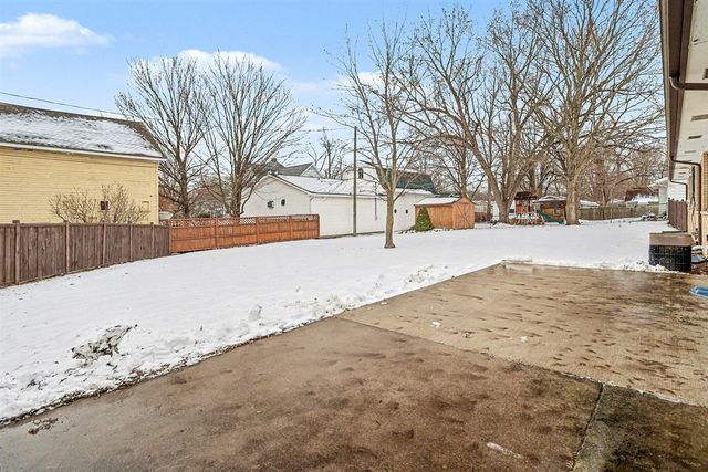 305 E 3rd Street, Lawton, MI 49065