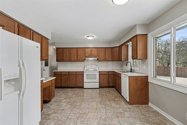 305 E 3rd Street, Lawton, MI 49065