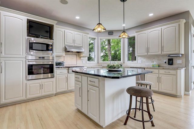 621 GLENVIEW AVENUE, Combined Locks, WI 54113
