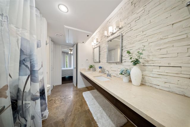 6563 Bayou Glen Road, Houston, TX 77057