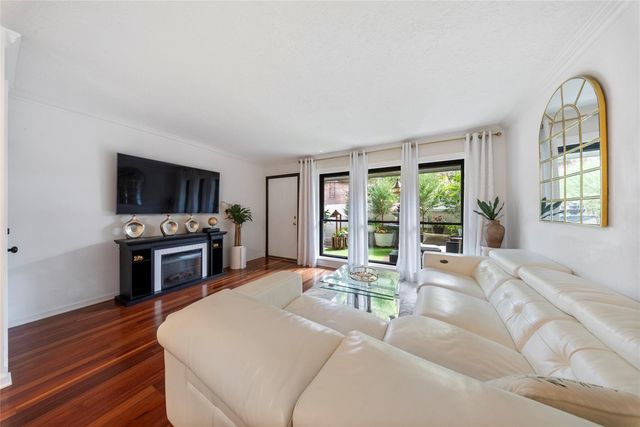 6563 Bayou Glen Road, Houston, TX 77057