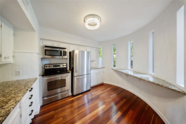 6563 Bayou Glen Road, Houston, TX 77057